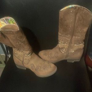 I’m selling my little girls boots! She never wore them. They are brand new